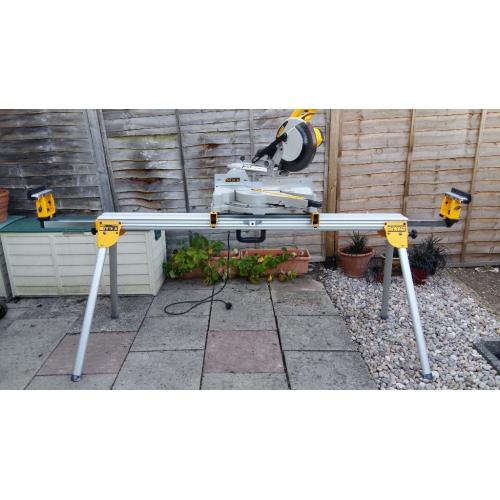 DeWalt DW712 Slide Compound Mitre Saw (110/240 Volt) & DeWalt DE7023 Universal Leg Stand