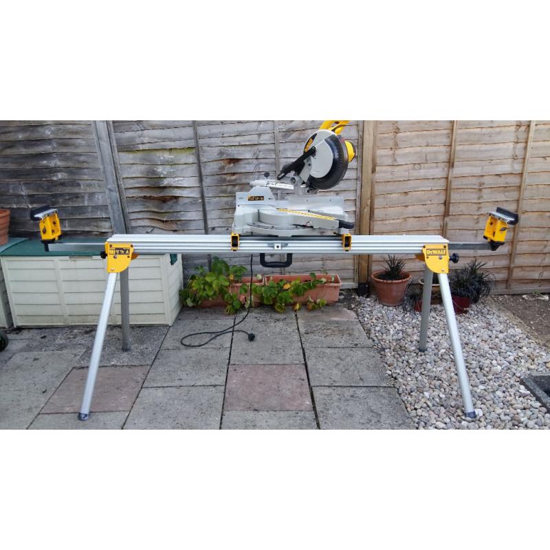 DeWalt DW712 Slide Compound Mitre Saw (110/240 Volt) & DeWalt DE7023 Universal Leg Stand