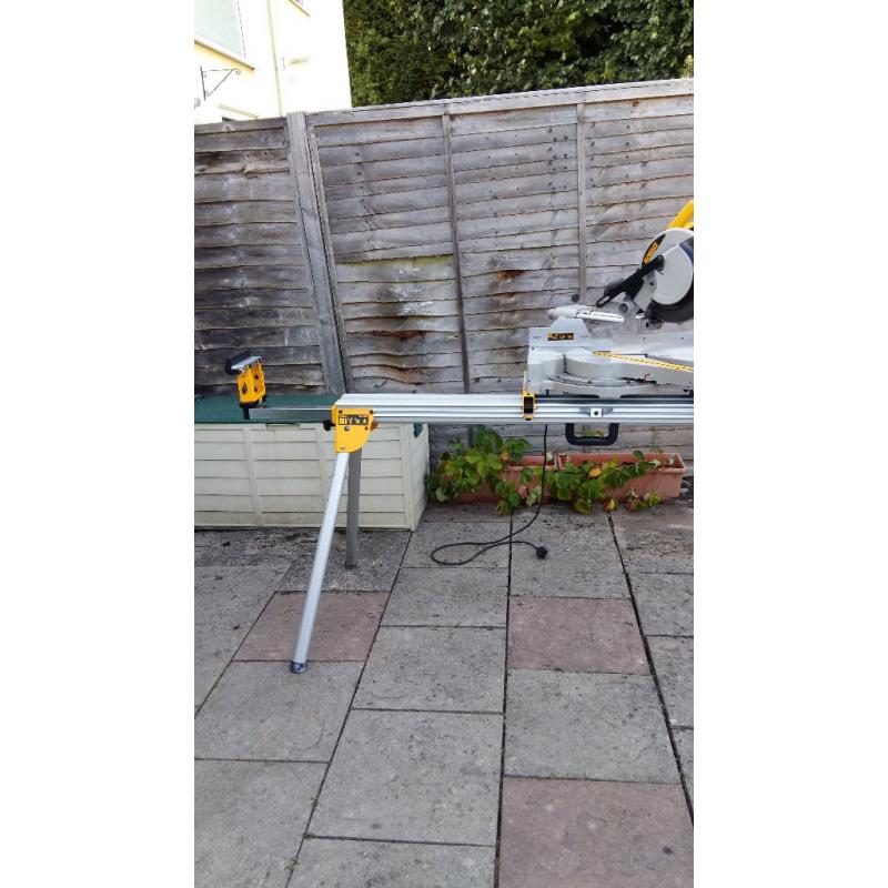 DeWalt DW712 Slide Compound Mitre Saw (110/240 Volt) & DeWalt DE7023 Universal Leg Stand