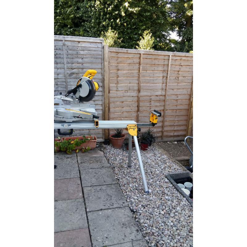 DeWalt DW712 Slide Compound Mitre Saw (110/240 Volt) & DeWalt DE7023 Universal Leg Stand