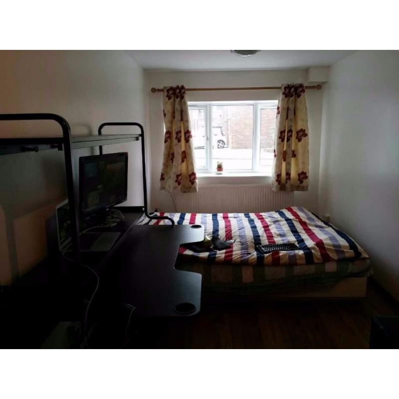 Canary Wharf big brand new double room available now