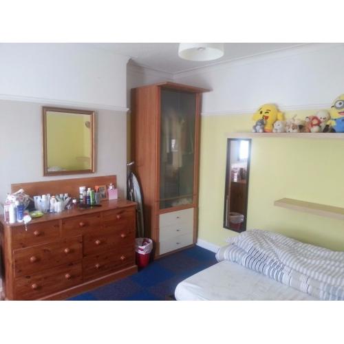 Huge Double Room In Female House with a lot of storage/ neweltham