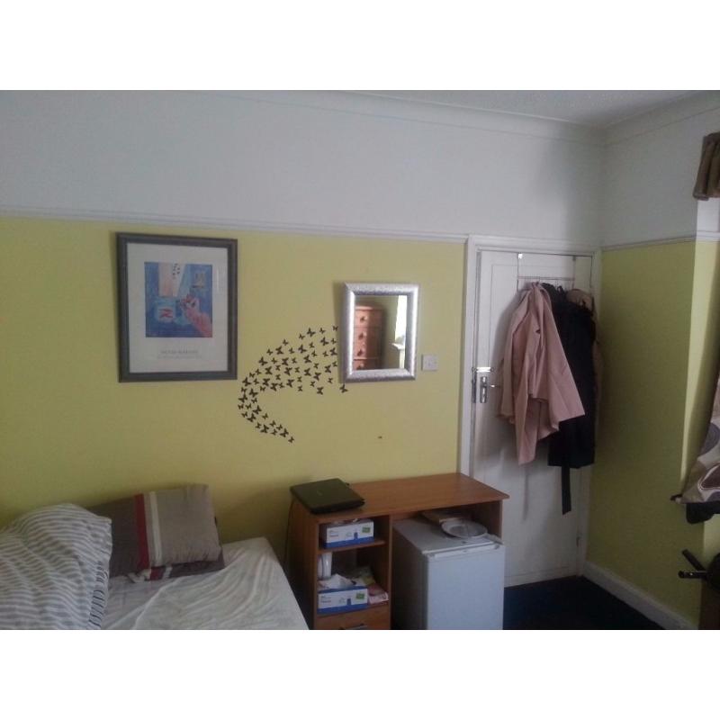 Huge Double Room In Female House with a lot of storage/ neweltham