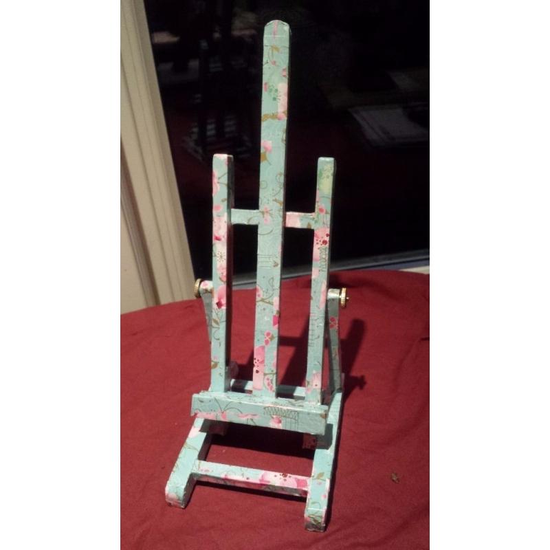 Miniature easel