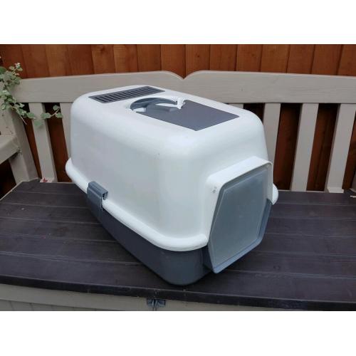 Cat litter tray with cover and flap