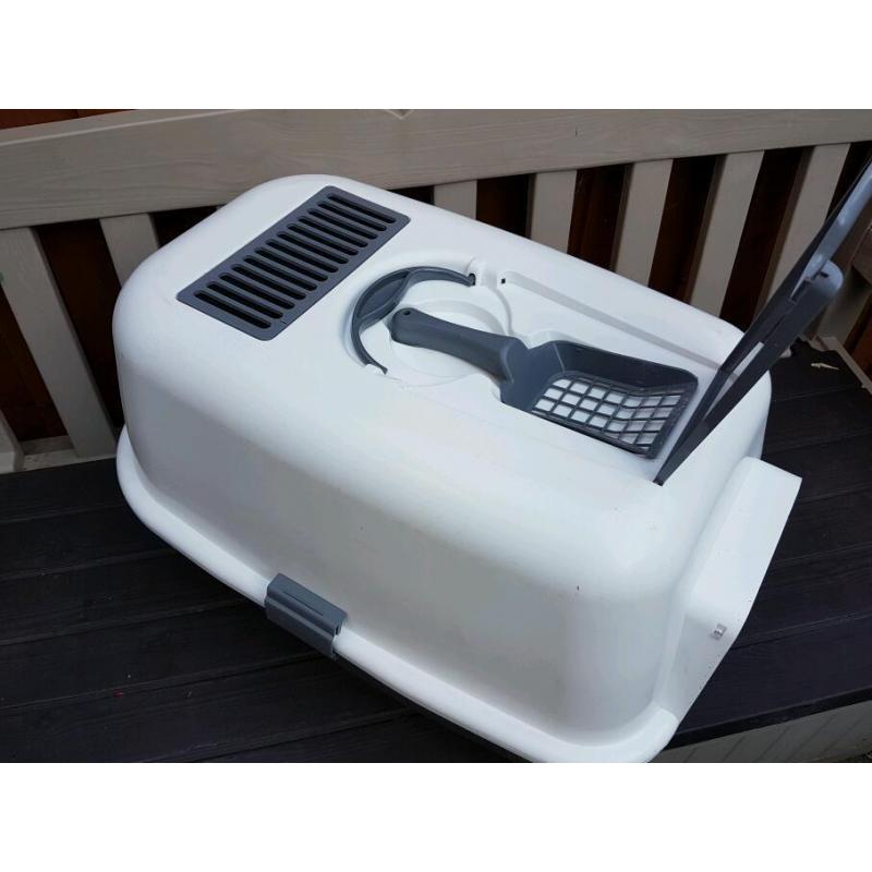 Cat litter tray with cover and flap