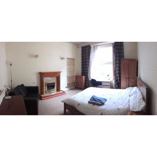 Large double room close to city centre *Festival Let*