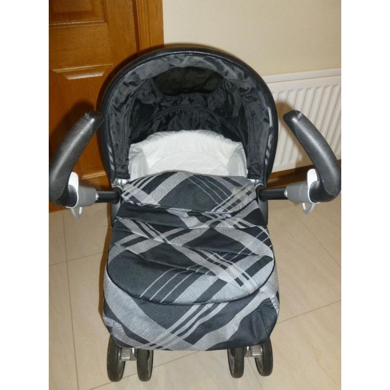 Mamas and Papas Pliko Pramette Travel System in Couture Black incl ISOFIX base (V. GOOD CONDITION)