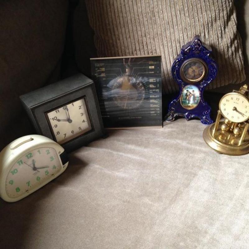 A bundle of 5 Vintage Antique Mantle clocks