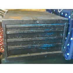 Metal tool box