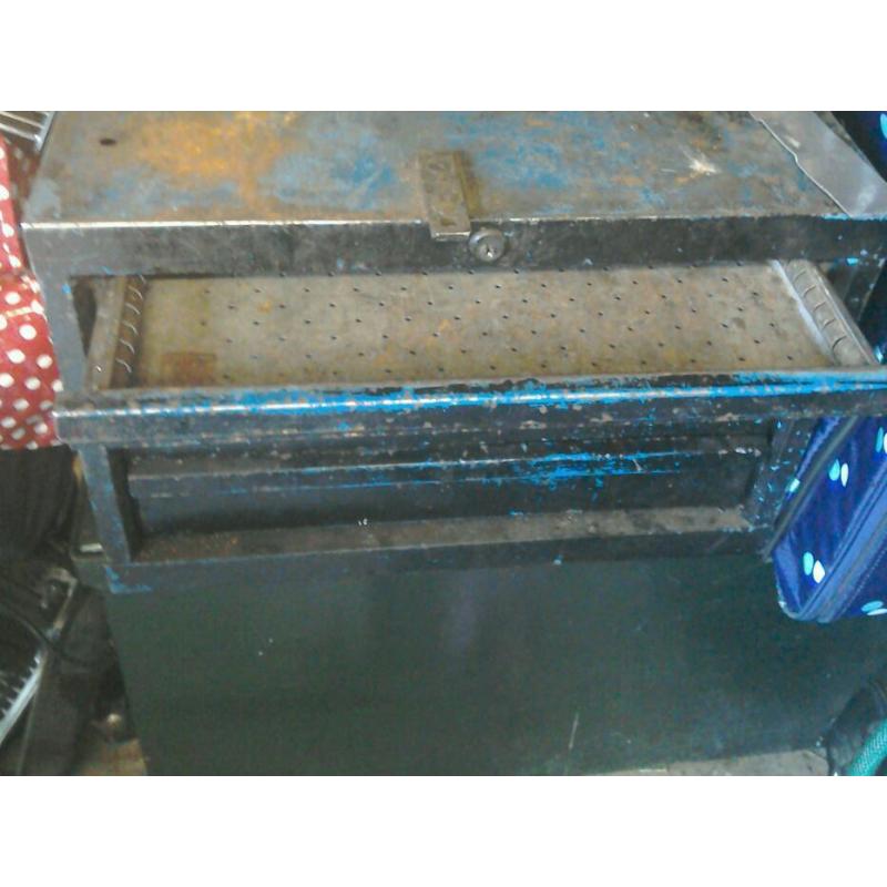 Metal tool box