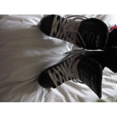 ICE SKATES