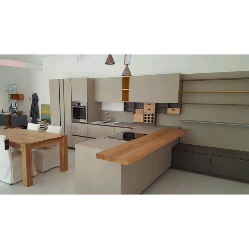 Kitchen /fitted furniture fitter with over 20 years experience in Italy