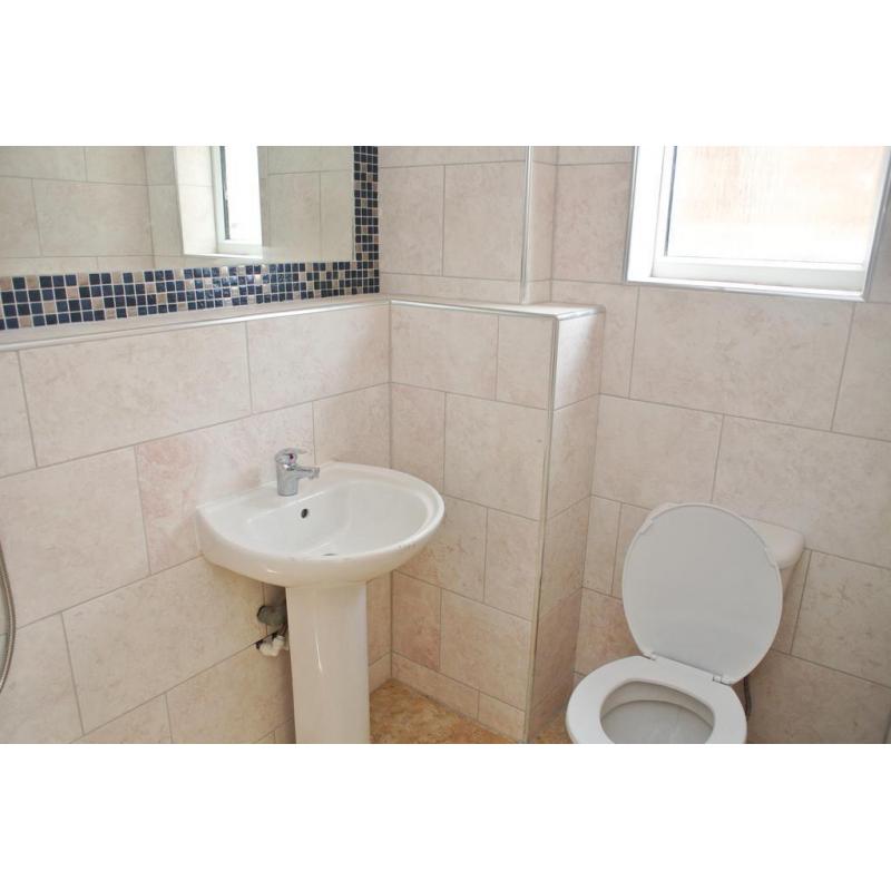 Modern and comfortable single room soon available in zone 2! 10 mins from East Acton tube station!