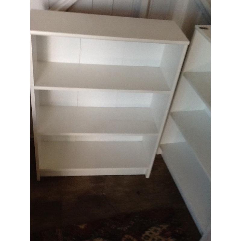 2xshelving units suitable for books or toys in white
