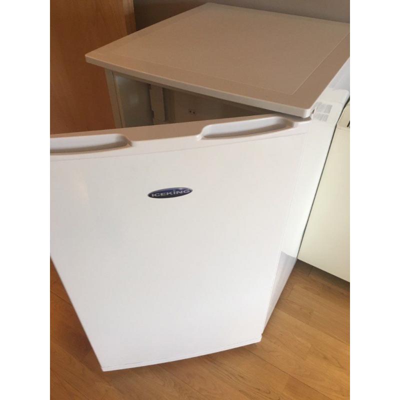 Nearly new Fridge+freezer to sell.
