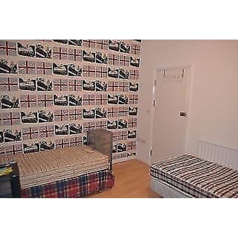 Twin or Triple room available in South Wimbledon.