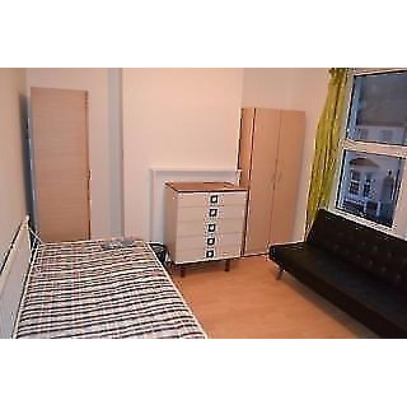 Twin or Triple room available in South Wimbledon.