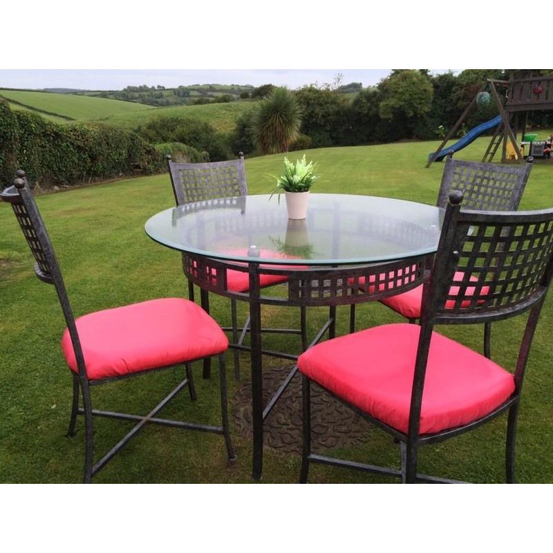 Beautiful Garden Table / Four Chairs