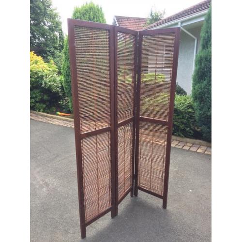 Rattan privacy screen