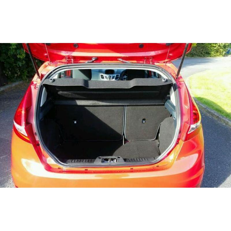 Red ford fiesta 5750ono