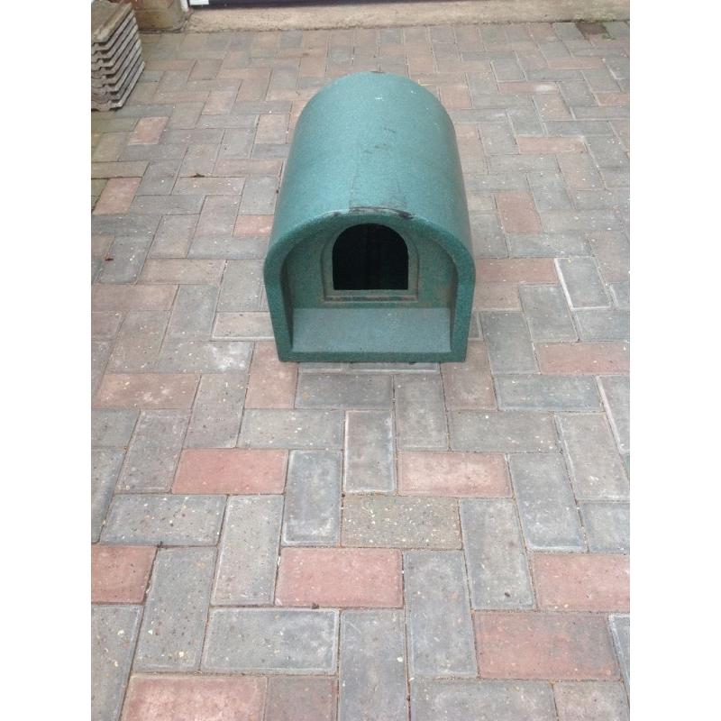 Plastic cat kennel Very Good Condition
