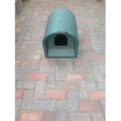 Plastic cat kennel Very Good Condition
