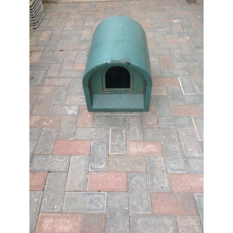Plastic cat kennel Very Good Condition