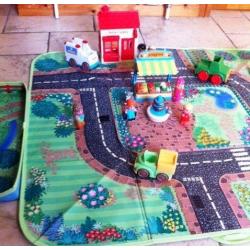 Happyland play set (in excellent condition)