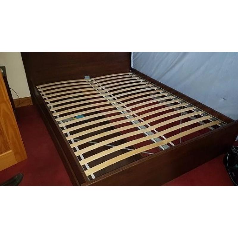 Queen size bed bedroom set with mattress, All in excellent condition Inc drawers and side tables !!!