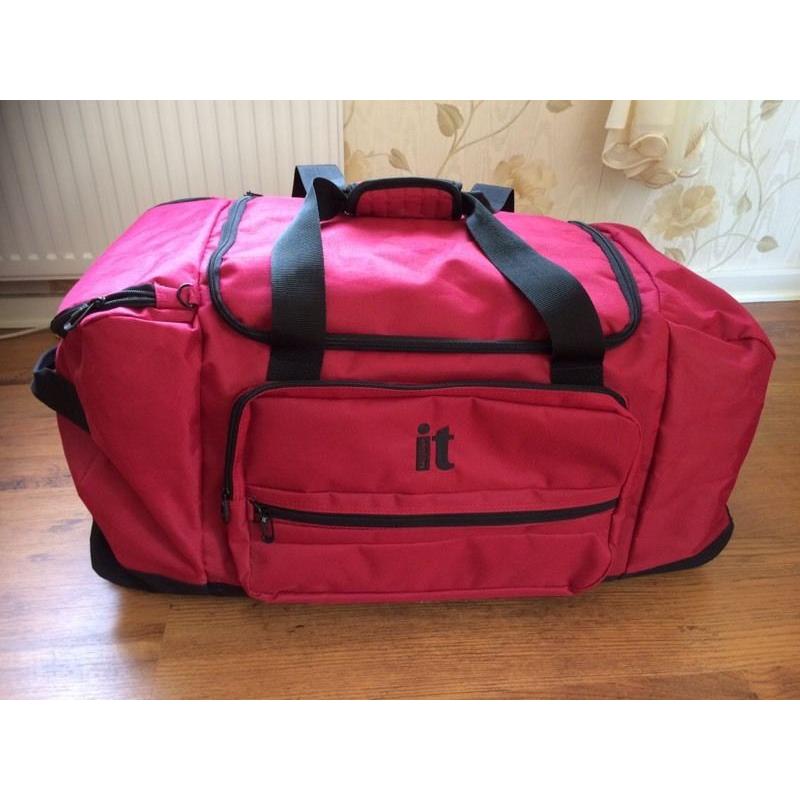 Huge red holdall. Good condition.