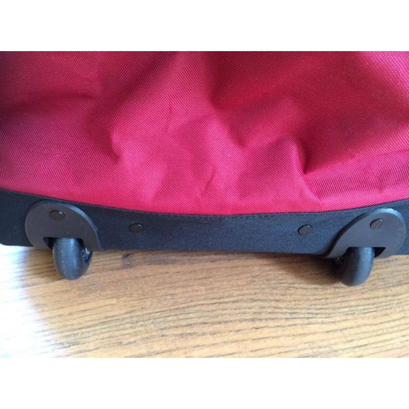 Huge red holdall. Good condition.