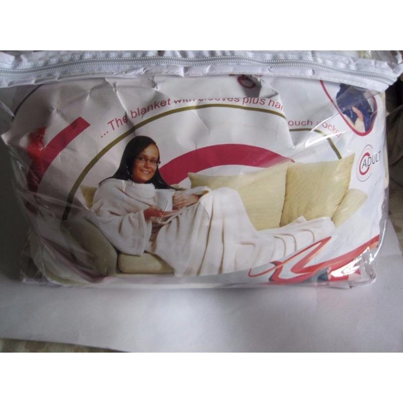 SNUG RUG ADULT POLAR FLEECE - BLANKET WITH SLEEVES PLUS HANDY POUCH POCKETS OPENED BUT UNUSED.