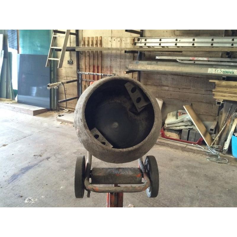 Belle cement mixer, Honda engine. recently serviced. comes with stand