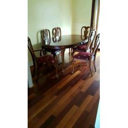 Oval mahogany dining room table with 6 matching chairs.