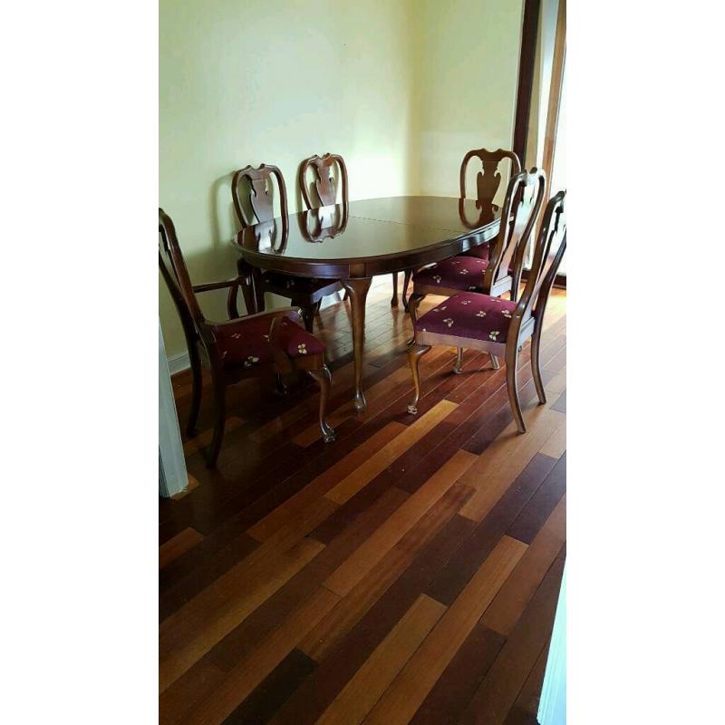 Oval mahogany dining room table with 6 matching chairs.