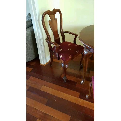 Oval mahogany dining room table with 6 matching chairs.