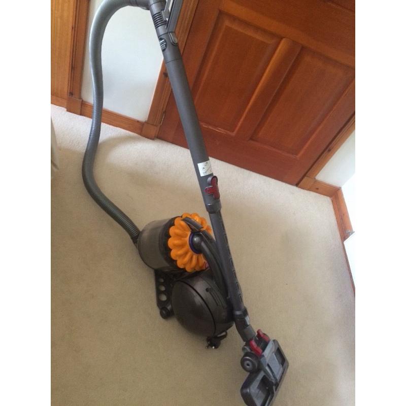 DYSON VACUMN CLEANER