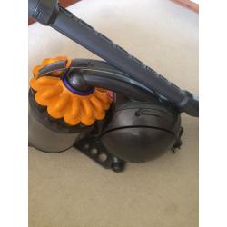 DYSON VACUMN CLEANER