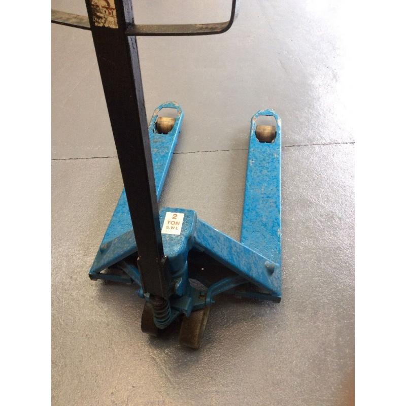 2 hand pallet trucks