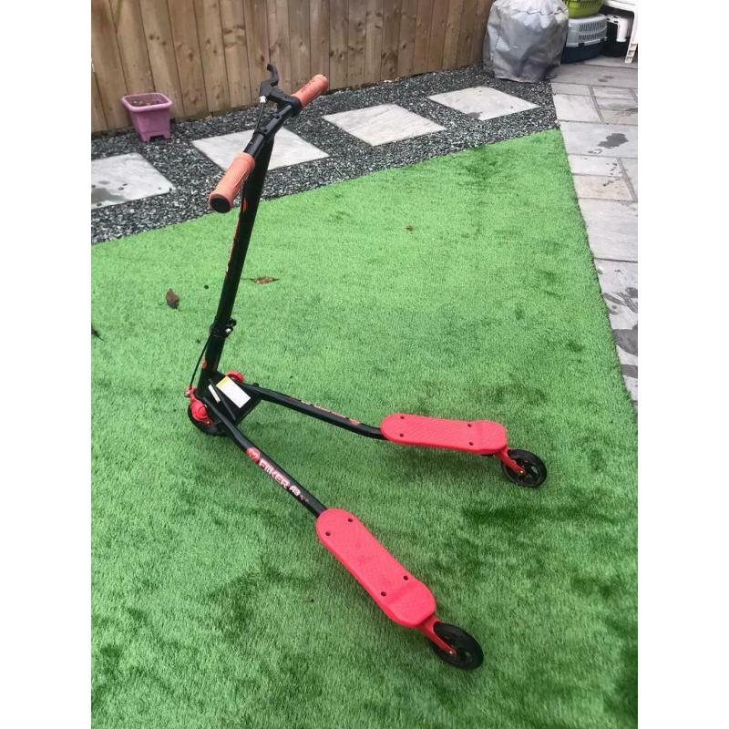 Flicker A3 Wiggle Scooter Black/Red