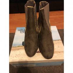 Brand-new size 6 they?re all size 6 brand-new never been worn unwonted gift