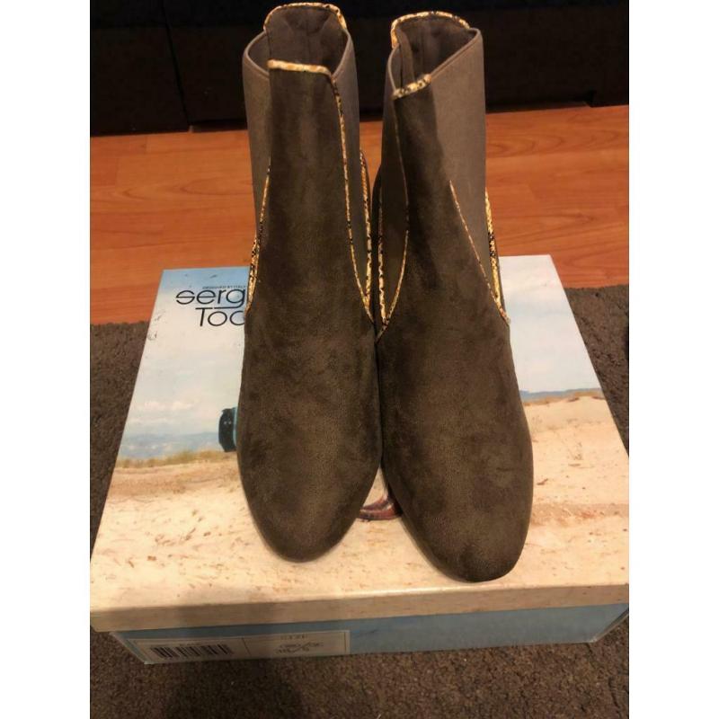Brand-new size 6 they?re all size 6 brand-new never been worn unwonted gift