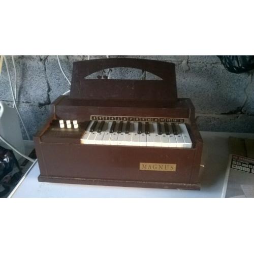 VINTAGE MAGNUS CHORD ORGAN