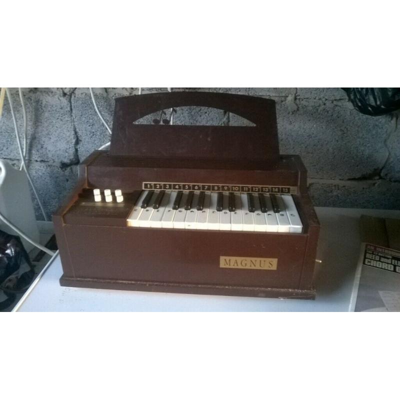 VINTAGE MAGNUS CHORD ORGAN