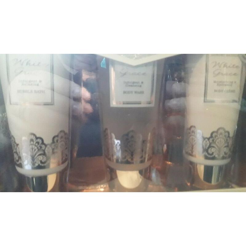 WHITE GRACE TRIO BATH SET.