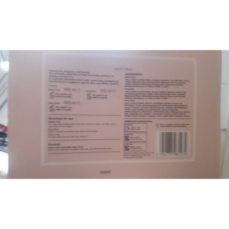WHITE GRACE TRIO BATH SET.