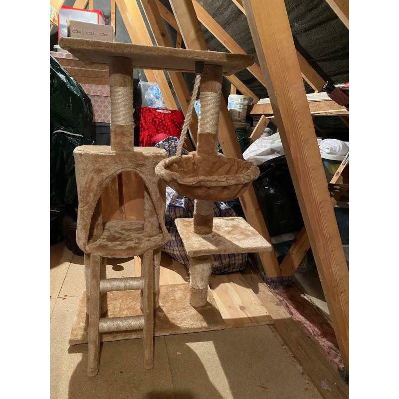 Cat scratching post/play centre