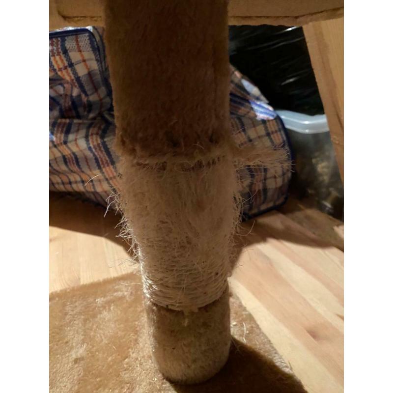 Cat scratching post/play centre