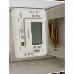 Honeywell CM707 thermostat controller